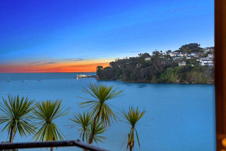 Photo of property in 2/102 Queen Street, Northcote Point, Auckland, 0627