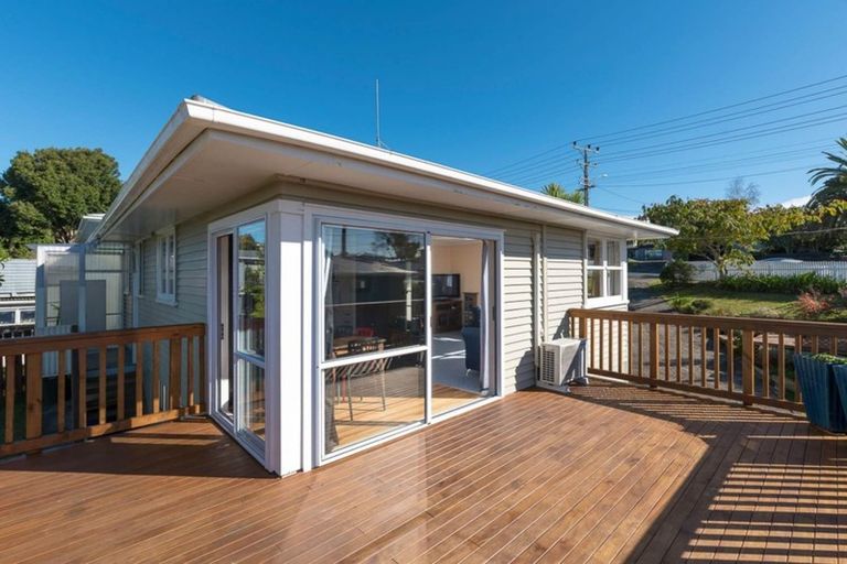 Photo of property in 15 Kelwyn Road, Kelston, Auckland, 0602