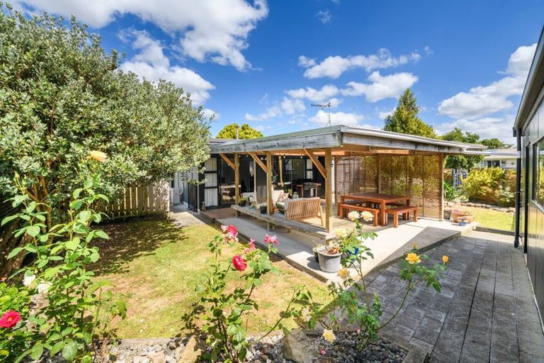 Photo of property in 6 Pukatea Place, Milson, Palmerston North, 4414