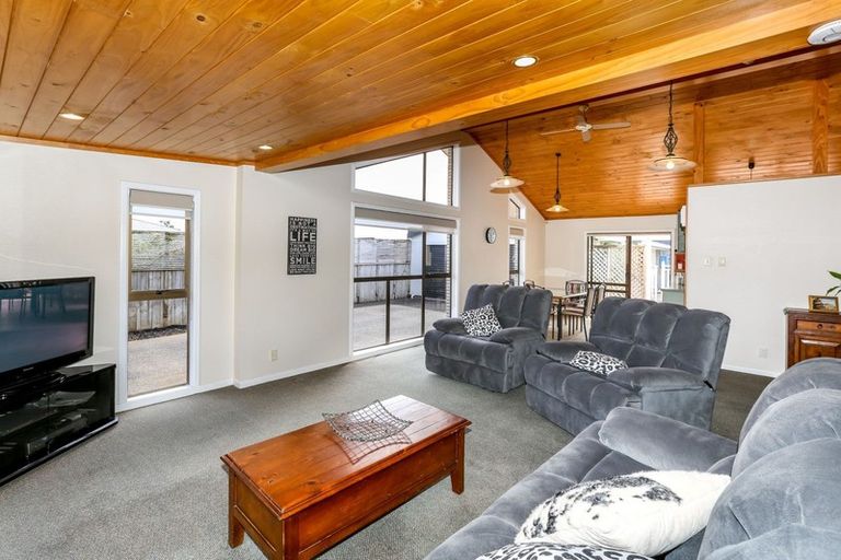Photo of property in 5 John Guthrie Place, Merrilands, New Plymouth, 4312