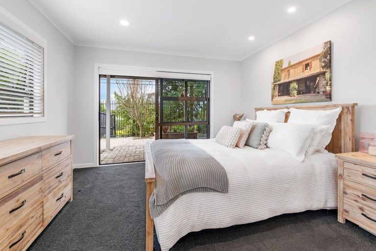 Photo of property in 1/884 Beach Road, Waiake, Auckland, 0630