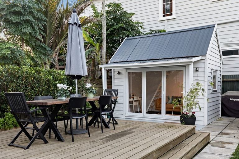 Photo of property in 31 Queens Parade, Devonport, Auckland, 0624