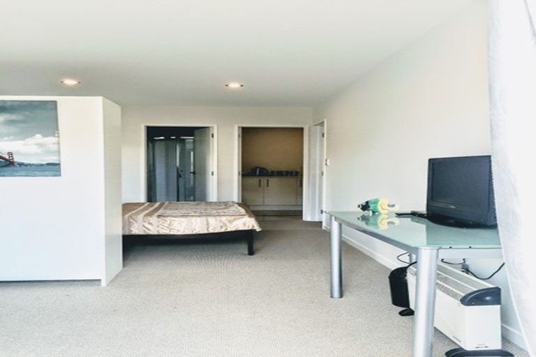 Photo of property in 30a Schnapper Rock Road, Schnapper Rock, Auckland, 0632