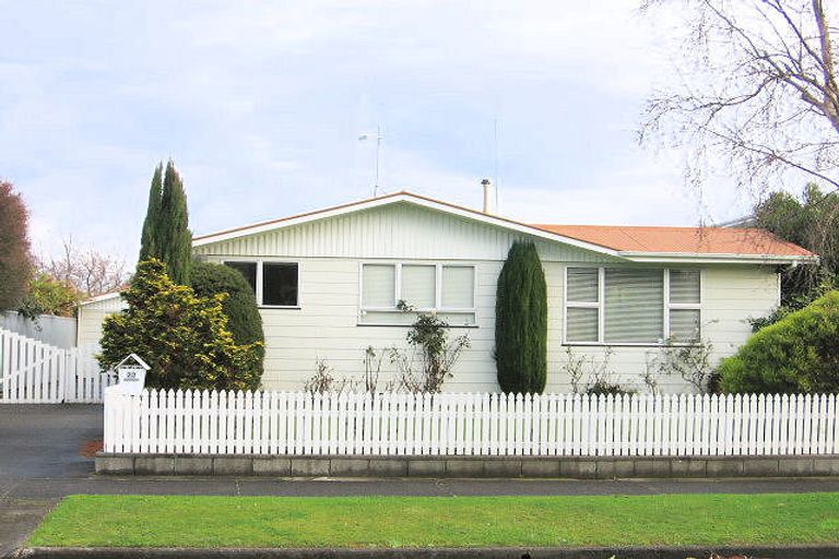 Photo of property in 22 Ruamahanga Crescent, Terrace End, Palmerston North, 4410
