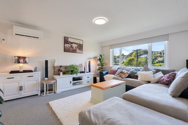 Photo of property in 123 Newlands Road, Newlands, Wellington, 6037