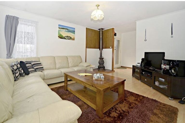 Photo of property in 24 Becker Drive, Weymouth, Auckland, 2103
