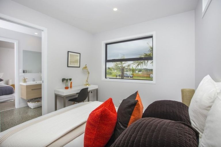 Photo of property in 18 Laly Haddon Place, Matakana, 0985