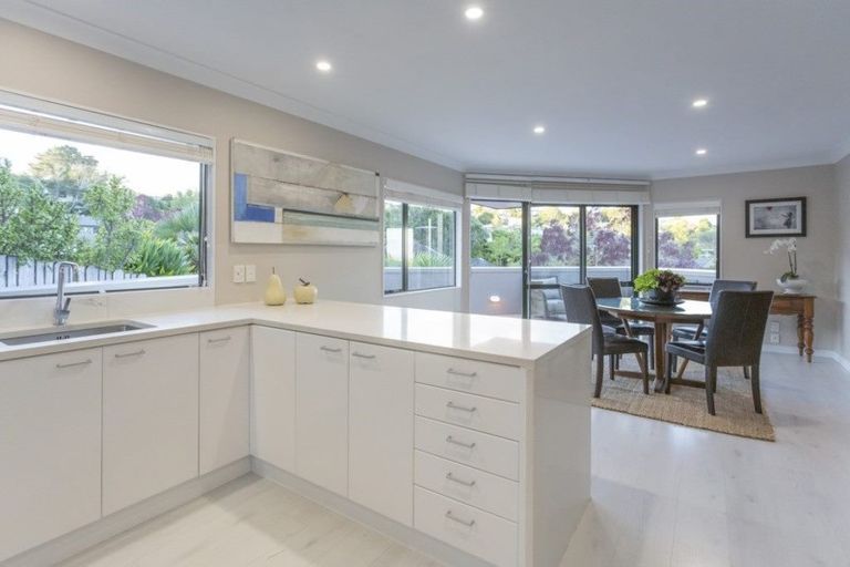 Photo of property in 6 Nottingham Place, Northcross, Auckland, 0630