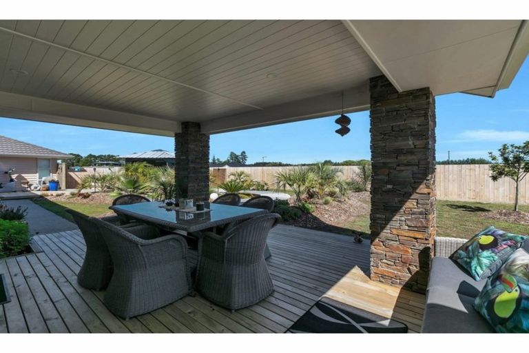 Photo of property in 19-21 Kauri Drive, Kumeu, 0810