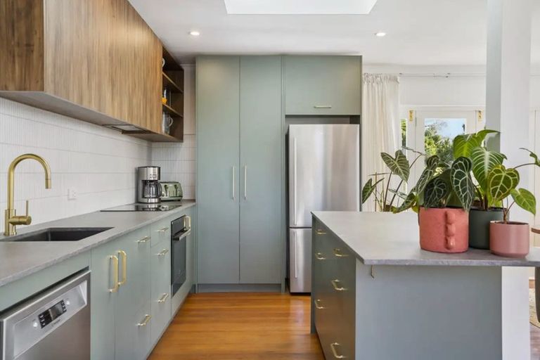 Photo of property in 25 Trojan Crescent, New Lynn, Auckland, 0600