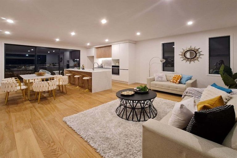 Photo of property in 952c East Coast Road, Northcross, Auckland, 0632