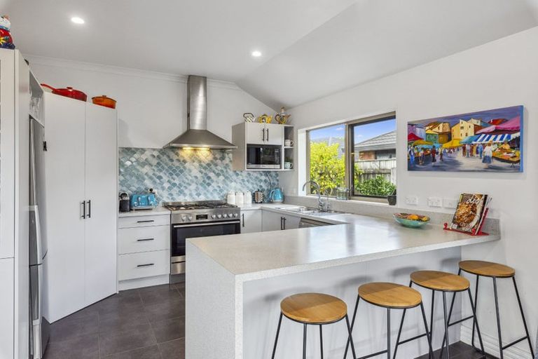 Photo of property in 35 Holcombe Drive, Paraparaumu, 5032