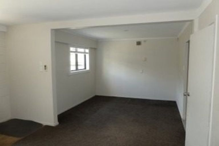 Photo of property in 81 Hobsonville Road, West Harbour, Auckland, 0618