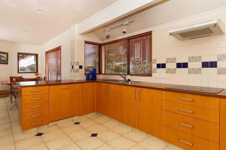 Photo of property in 27a Horotutu Road, Greenlane, Auckland, 1061
