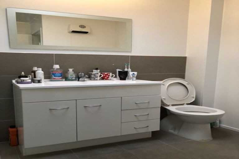 Photo of property in 1/309 Wairau Road, Totara Vale, Auckland, 0627