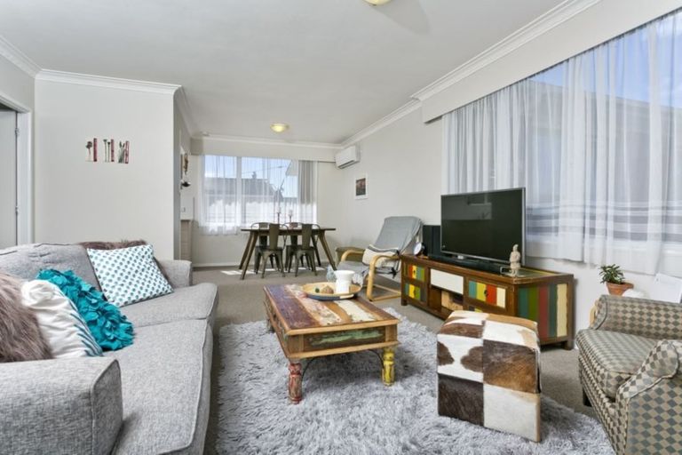 Photo of property in 1/279 Sunset Road, Sunnynook, Auckland, 0632