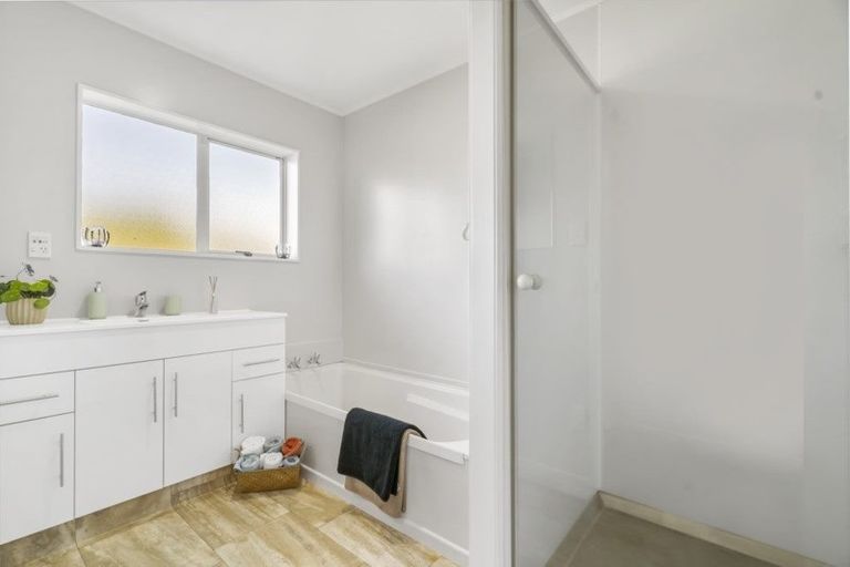 Photo of property in 15 Hocken Place, Mangere Bridge, Auckland, 2022