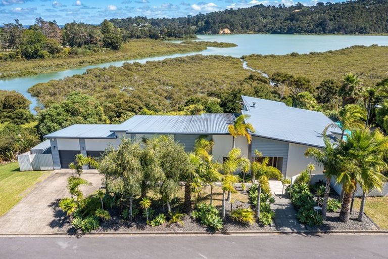 Photo of property in 29 Schopolo Place, Schnapper Rock, Auckland, 0632