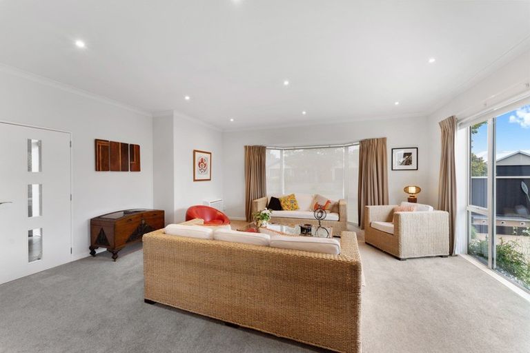 Photo of property in 12 Willowview Drive, Redwood, Christchurch, 8051