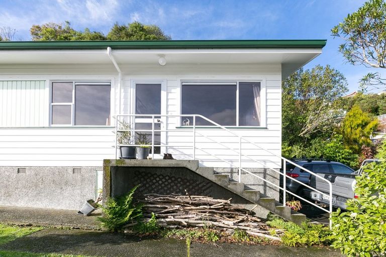 Photo of property in 17 Woodhouse Avenue, Karori, Wellington, 6012