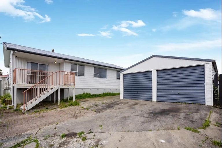 Photo of property in 34 Moncrieff Avenue, Clendon Park, Auckland, 2103