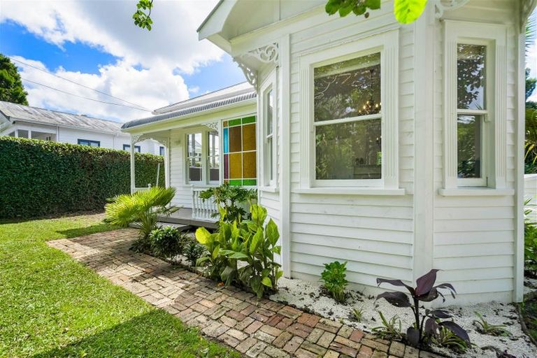 Photo of property in 151 Glenfield Road, Hillcrest, Auckland, 0626