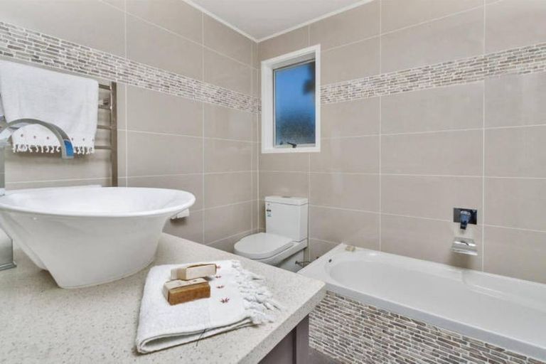 Photo of property in 5 Lisa Rise, Half Moon Bay, Auckland, 2012