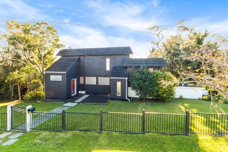 Photo of property in 53 Island Bay Road, Beach Haven, Auckland, 0626