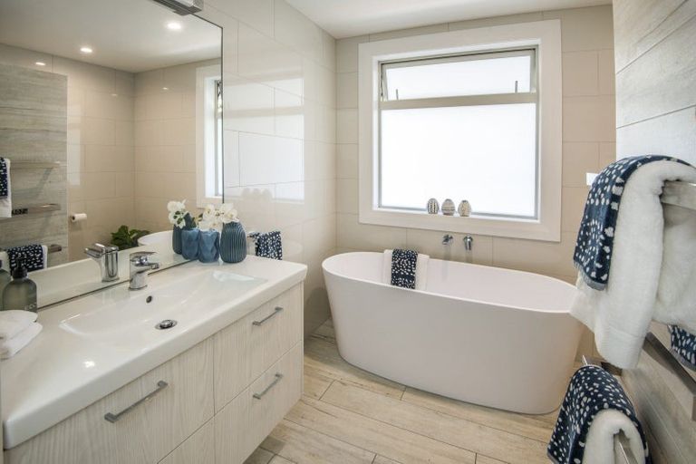 Photo of property in 120 Aberdeen Road, Campbells Bay, Auckland, 0620