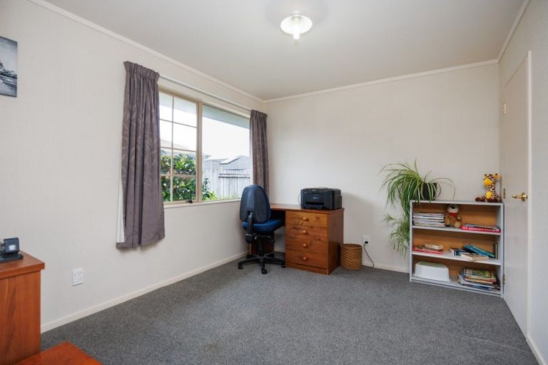 Photo of property in 27 Leander Place, Milson, Palmerston North, 4414