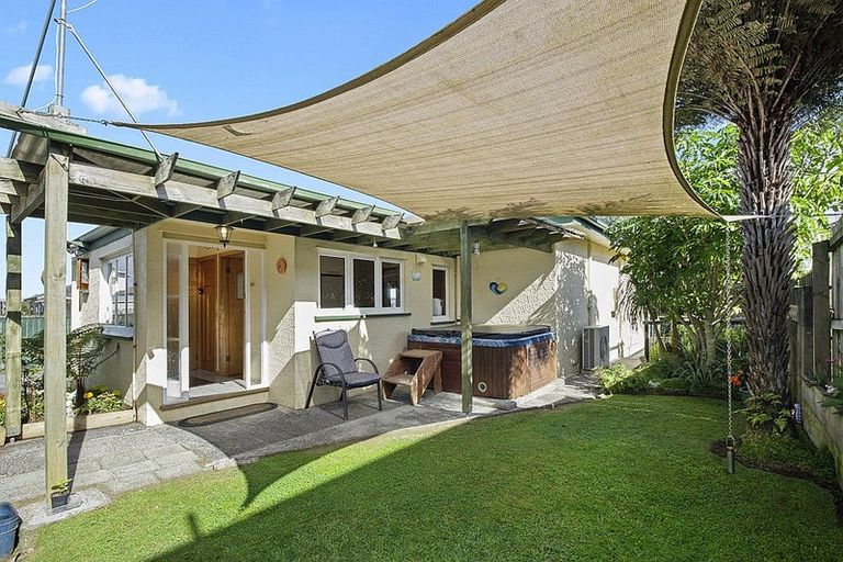 Photo of property in 17 Howden Street, Waiuku, 2123