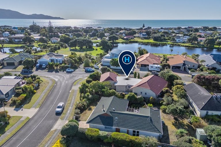 Photo of property in 2 Marewa Place, Waikanae Beach, Waikanae, 5036