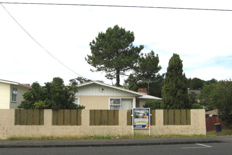 Photo of property in 118 Godley Road, Green Bay, Auckland, 0604