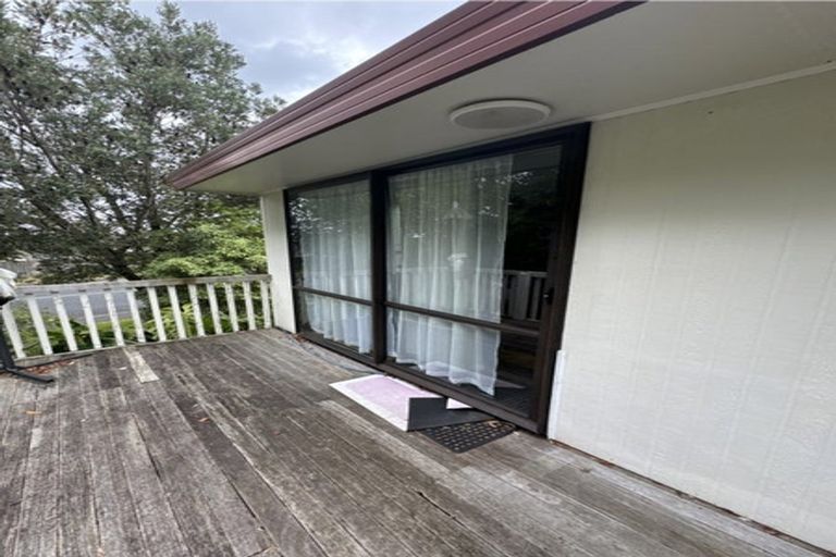 Photo of property in 2 Jumento Place, Unsworth Heights, Auckland, 0632