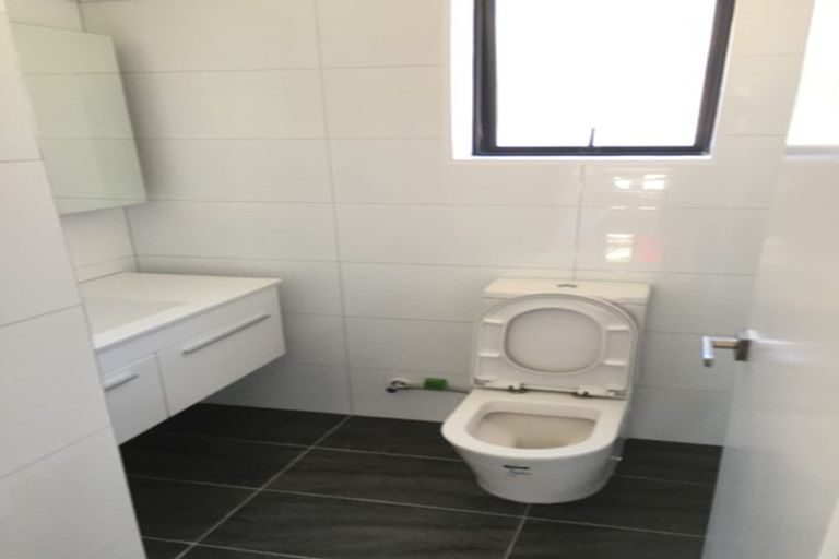 Photo of property in 2/10 Silver Moon Road, Albany Heights, Auckland, 0632