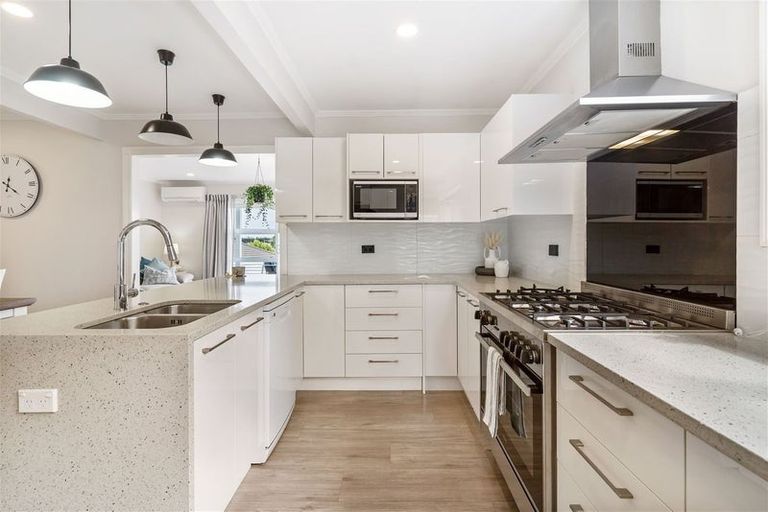 Photo of property in 2/862 East Coast Road, Northcross, Auckland, 0630