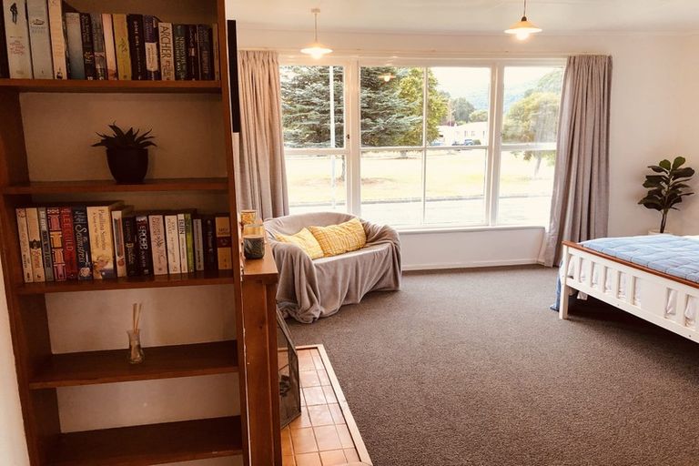 Photo of property in 6 Mararoa Drive, Manapouri, 9679