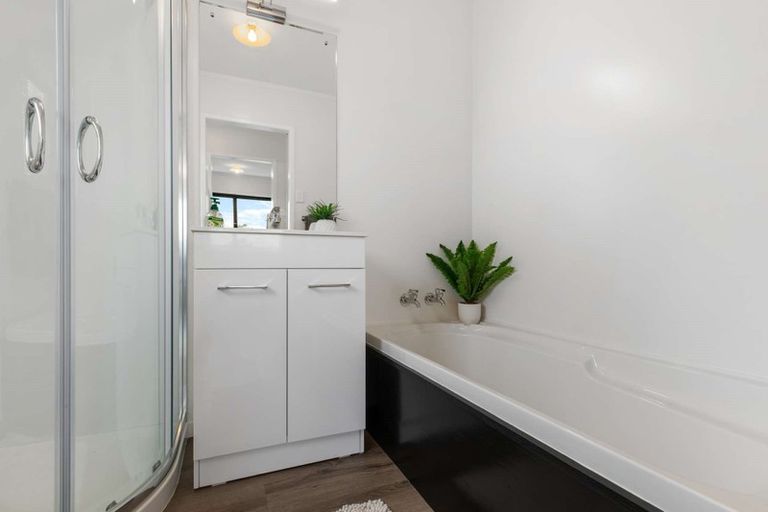 Photo of property in 24a Edgewater Parade, Waiuku, 2123