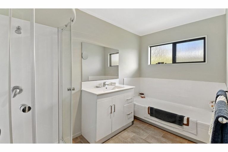 Photo of property in 2/8 Mcinnes Road, Weymouth, Auckland, 2103