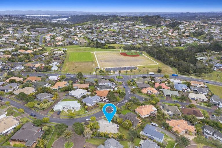 Photo of property in 12 Mandeville Place, Unsworth Heights, Auckland, 0632