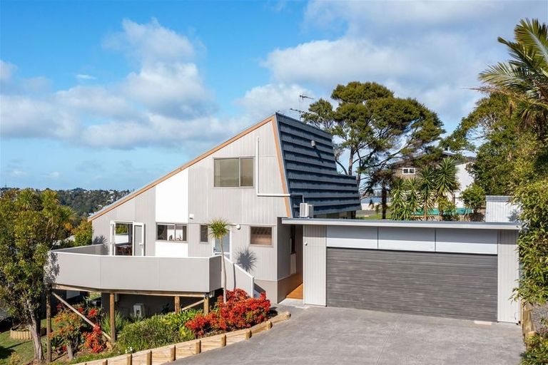 Photo of property in 17 Noeleen Street, Glenfield, Auckland, 0629