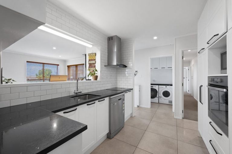 Photo of property in 18 Borrowdace Avenue, Botany Downs, Auckland, 2010