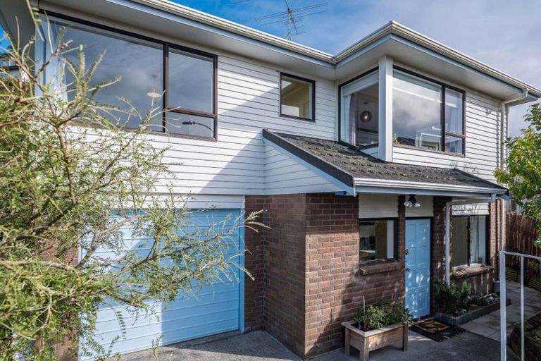 Photo of property in 15a Shastri Terrace, Khandallah, Wellington, 6035