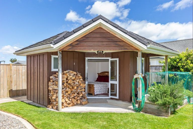 Photo of property in 15 Okarito Avenue, Levin, 5510