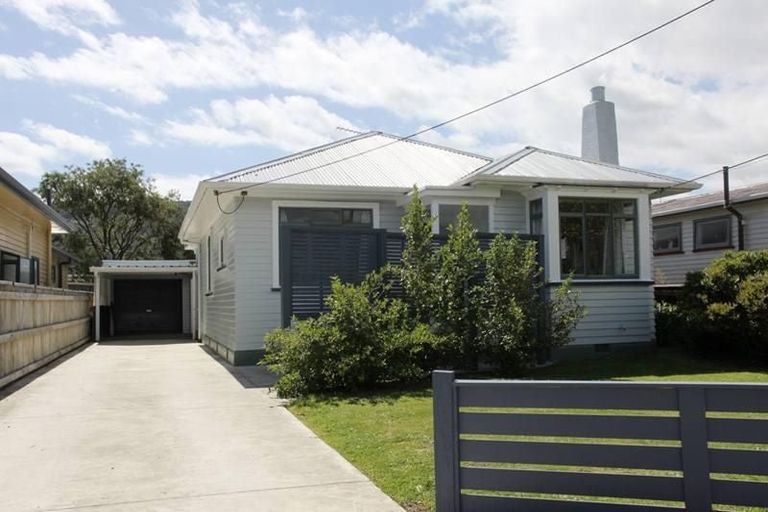 Photo of property in 5 Kowhai Avenue, Ebdentown, Upper Hutt, 5018