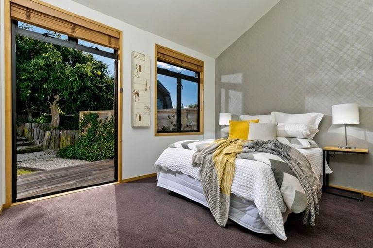 Photo of property in 18 Oakpark Place, West Harbour, Auckland, 0618