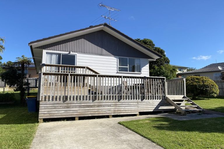 Photo of property in 42 Claverdon Drive, Massey, Auckland, 0614