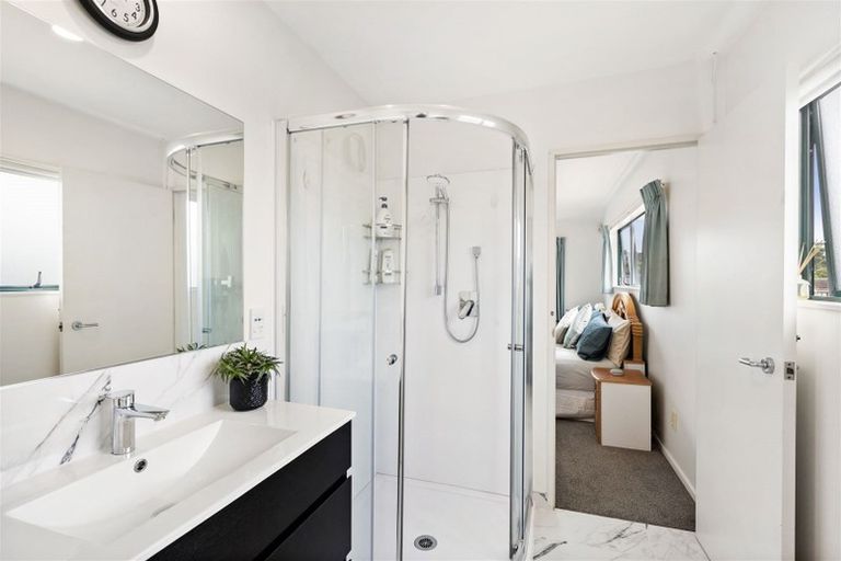 Photo of property in 1/8 Carrigans Close, Pinehill, Auckland, 0632