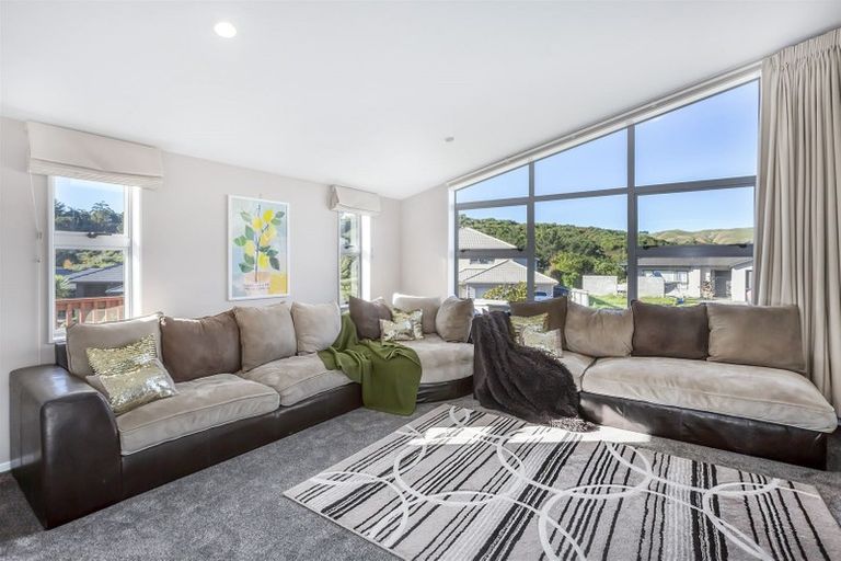 Photo of property in 3 Tararua Close, Aotea, Porirua, 5024