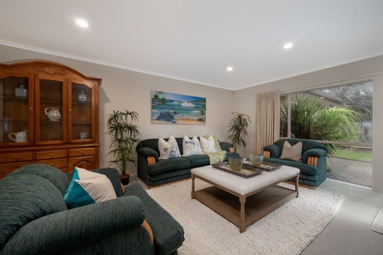 Photo of property in 103 Golfland Drive, Golflands, Auckland, 2013